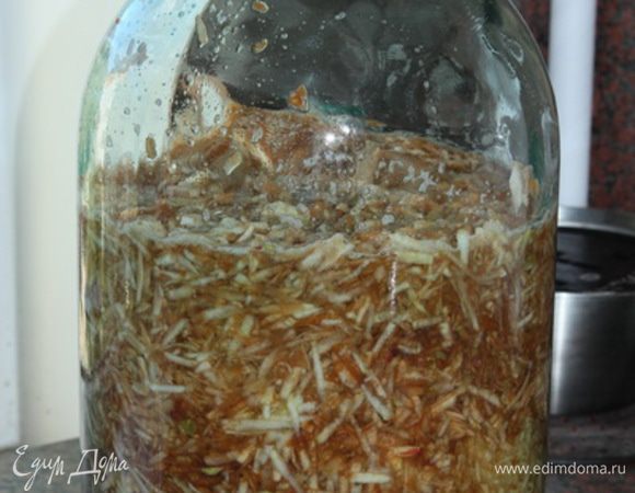 Часть воды подогреваем до теплого и растворяем в ней сахар, затем соединяем сахарную воду с простой и выливаем в банку. Оставляйте до верха сантиметров 10, потому что яблоки начнут бродить и "шапка" поднимется. В таком виде оставляем яблоки на 10 суток бродить в теплом месте, не на солнце. Периодически помешиваем. Горлышко банки завязываем марлей.