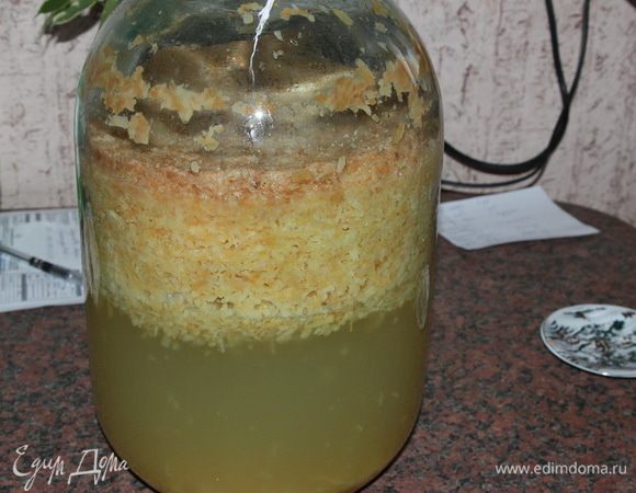 Через 10 дней у нас получится уже так: при помешивании яблочная масса уже очень быстро поднимается наверх, а образовавшийся сок остается внизу. Процеживаем через несколько слоев марли. Процеживайте частями, так легче. Яблочную массу тоже хорошенько отжимайте. У меня получилось 6,5 литров сока.