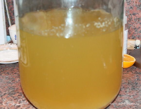 Когда уксус посветлел, а уксусная матка начинает опускаться на дно - наш органический полезный продукт готов! Аккуратно переливаем в бутылки, укупориваем и отправляем на хранение в кладовую или у кого куда есть. Чем дольше будет стоять уксус, тем больше он будет светлеть. На поверхности будет образовываться уксусная матка, а в осадок будут выпадать хлопья, не интенсивно, но будут. Это знак качества вашего уксуса. Просто когда будете открывать каждую следующую бутылку уксуса - убирайте гриб и процедите от осадка.