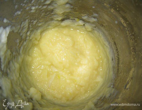 Вбить сырое яйцо. Добавить мелко нарезанный чеснок, посолить и добавить любимые специи или укроп.