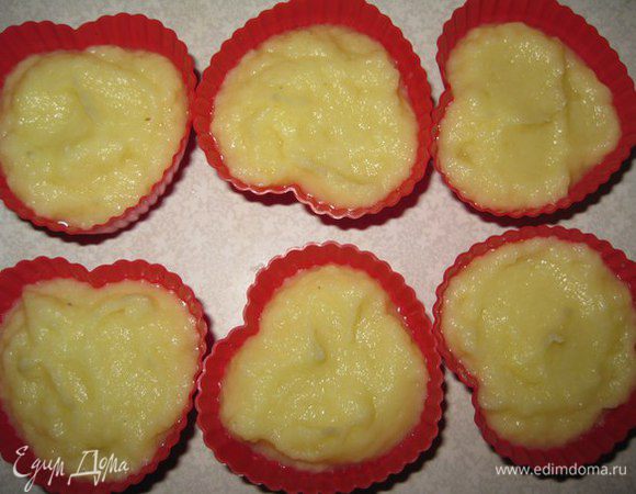 Разлить в силиконовые формочки или в керамические чашки и запекать в духовке при температуре 220 градусов 30-35 минут. Из выше указанных ингредиентов у меня получилось 24 штуки. По 6 штучек на одну порцию. 