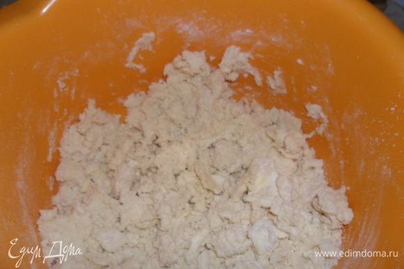 Вначале замесим тесто. Муку просеять, посолить и выложив сверху нарезанное кусочками холодное сливочное масло порубить в крошку.