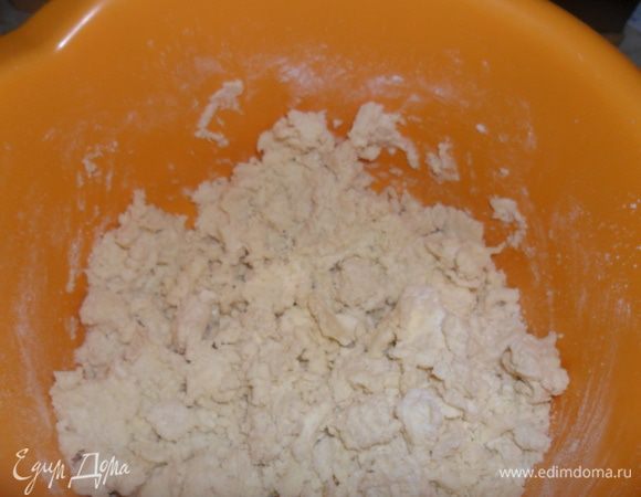 Вначале замесим тесто. Муку просеять, посолить и выложив сверху нарезанное кусочками холодное сливочное масло порубить в крошку.