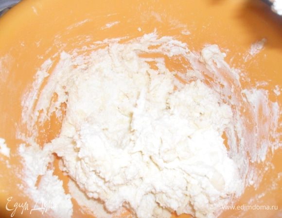Добавить творог. Я использую домашний, полужирный, предварительно протертый на сито. 