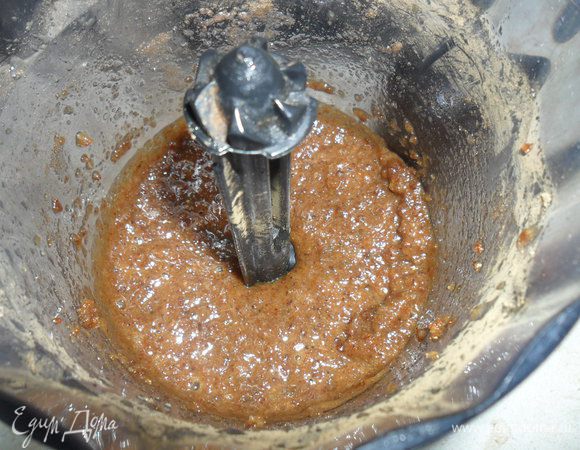 Делаем начинку. Для этого все ингредиенты отправляем в блендер, который превратит их в однородную массу, похожую на густой джем.