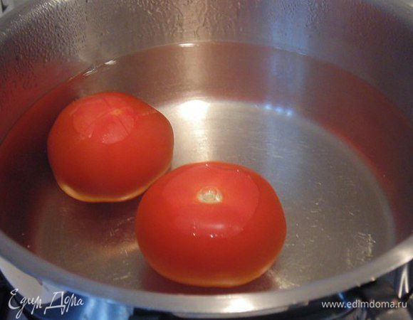 На помидорах сделать крестообразные надрезы, опустить в кипяток на пару минут. Достать, снять кожицу, удалить семена, нарезать кубиком.