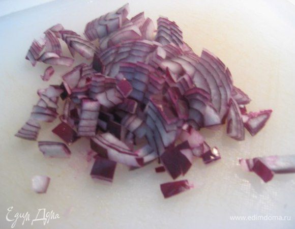 Лук мелко порезать, чеснок почистить, разрезать зубчик вдоль.