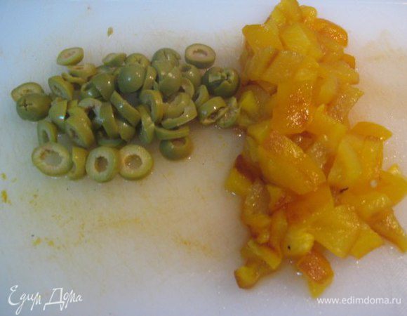 Болгарский перец запечь на гриле, положить в пакет на 10 минут, с перца снять кожицу, удалить семена, нарезать кубиком. Оливки нарезать колечками. Вяленые помидоры измельчить.