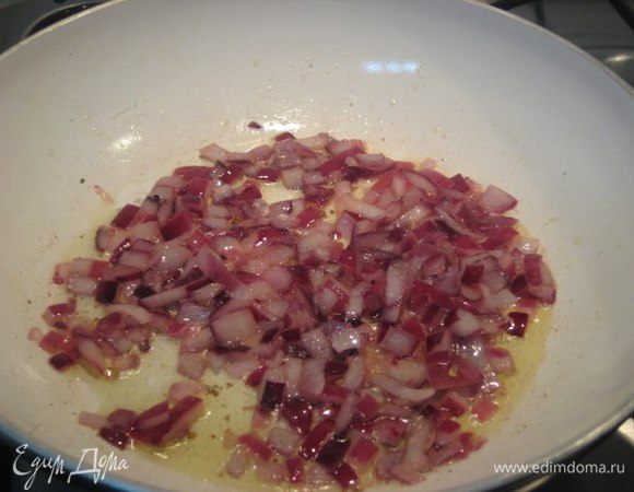 На 2 ст. л. оливкового масла обжарить лук и чеснок на небольшом огне. Чеснок убрать.