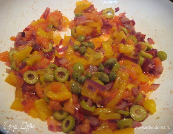 Добавить помидоры, перец, оливки,каперсы, посолить, поперчить, потушить 5 минут. Приправить орегано.