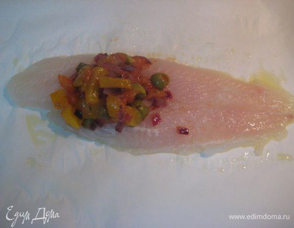 Филе рыбы посолить, поперчить. Из бумаги для выпечки вырезать квадраты. Филе выложить на бумагу, смазанную оливковым маслом. На каждое филе положить одну ст. ложку начинки, завернуть рыбу в рулеты. Вокруг рыбы выложить начинку.