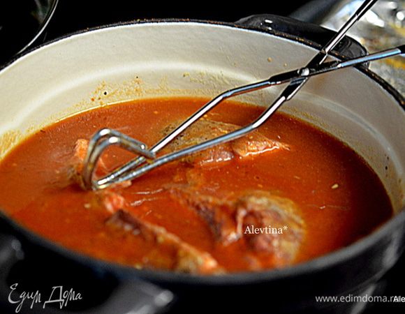 В жаровню вылить соус, ребра порезать на порции, выложить чеснок в соус порубленный, добавить ребра, красный перец и поставить в духовку на 180 гр 2 ½ часа.