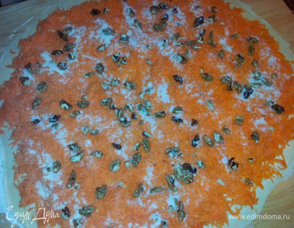 Замешиваем тесто, как на пельмени. По консистенции оно должно быть такое же, может, чуть-чуть мягче. Даем ему «отдохнуть» полчаса, а в это время начинаем подготавливать начинку. Тыкву чистим, натираем на крупной терке (или комбайне, у меня 20 лет назад его не было) и отжимаем сок через марлю. Это, пожалуй, самая трудоемкая часть работы, ее лучше доверить мужчине. Сок выпиваем сами или даем детям, он необыкновенно полезный. Выбираем просторную поверхность для раскатывания. Раскатываем тесто в большой-большой круг, и чем тоньше, тем лучше, буквально 1-2 мм толщиной. Чтобы тесто не рвалось, регулярно его переворачиваем и подпыляем мукой.

Раскатанный круг смазываем растопленным сливочным маслом, посыпаем тыквой, орехами и сахаром. По желанию можно добавить корицы.