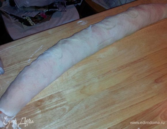 Затем сворачиваем тесто в плотный рулет.
