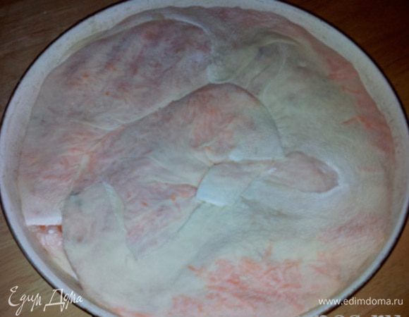 Рулет сворачиваем улиткой и укладываем в толстостенную форму (большую сковороду без пластмассовой ручки), смазанную маслом.