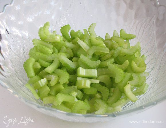 У сельдерея удалить внешние жесткие волокна. Нарезать черешки сельдерея тонкими ломтиками.