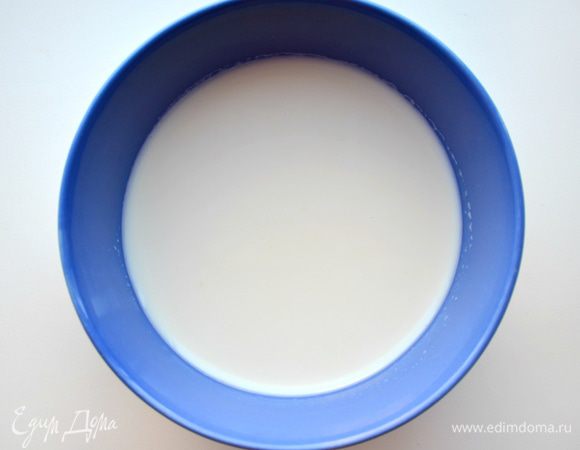 Дрожжи перетереть с солью, добавить теплое молоко и сахар, размешать.