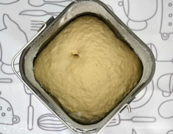 Влить смесь в хлебопечку. Добавить просеянную муку и включить процесс "Замешивание". Если делаете руками, то выполнять все в той же последовательности. Муку добавлять в несколько приемов. Сначала мешаем ложкой, потом руками. Тесто замешивается быстро - становится очень эластичным, мягким, но не тяжелым. Лучше потом, перед раскаткой добавить еще муки.