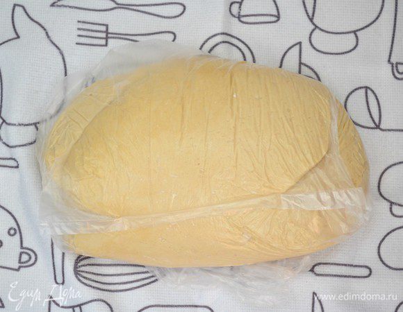 Вынуть тесто из чаши хлебопечки. Переложить в целофановый пакет и убрать в холодильник на 4 часа.