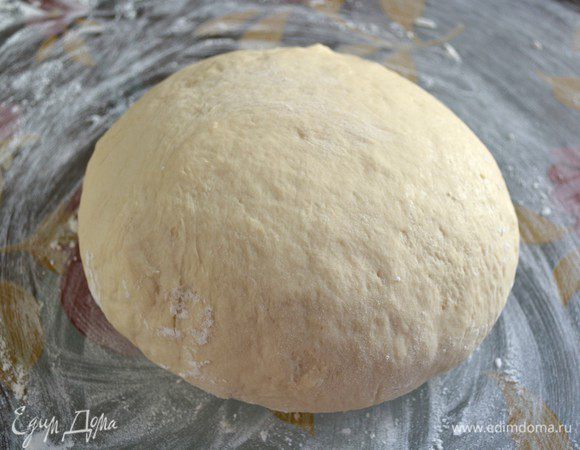 Тесто вынуть из пакета, слегка помять на столе. Разделить его на 4 части (хватит на средних 4 пирога). Одну часть раскатать в овал толщиной примерно в 7 мм.