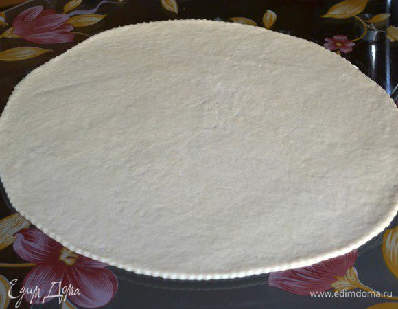 От теста отщипываем кусок теста величиной с тениссный мяч. Раскатываем в круг.