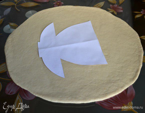 Прикладываем шаблон, вырезаем ножом по контуру.