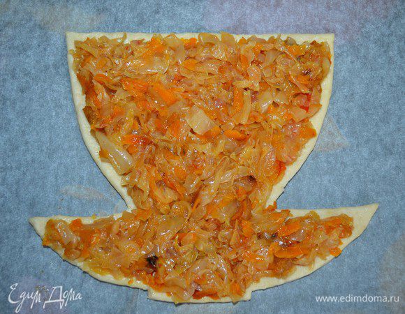 Выкладываем начинку. Начинка: капусту нашинковать, слегка обжарить с луком и морковью на растительном масле. Добавить порезанный помидор, лавровый лист, соль, перец, немного воды и все протушить на среднем огне до готовности.