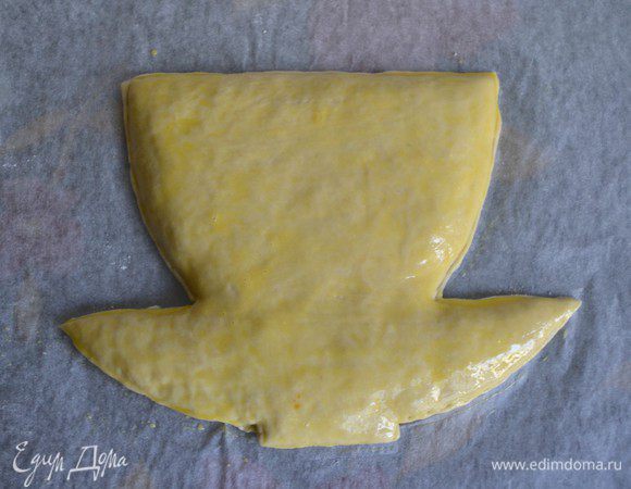  Смазать пирог смесью из желтка, 1 ч.л. воды.