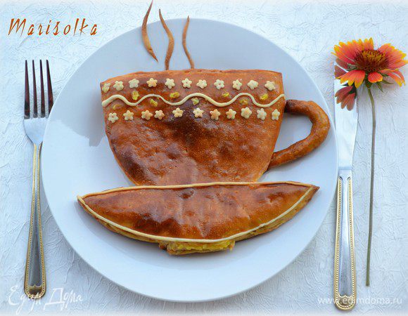 Вынимаем пирог. Из остатков теста вырезаем украшения, довольно тонко раскатав тесто. Смазываем те места, где будут располагаться рисунки смесью, которой смазывали пирог. Накладываем украшение. Все делаем быстро. Ставим пирог еще раз в духовку на 5 мин, чтобы украшения схватились и пропеклись. Они должны быть светлыми. Т.к тесто раскатывалось тонко, украшения оч. быстро пропекаются.

ПРИЯТНОГО АППЕТИТА!