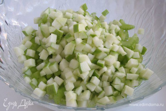 Зеленые кисло-сладкие яблоки нарезать кубиком. Сбрызнуть лимонным соком, чтоб не потемнели, и отправить в салатник к сельдерею.