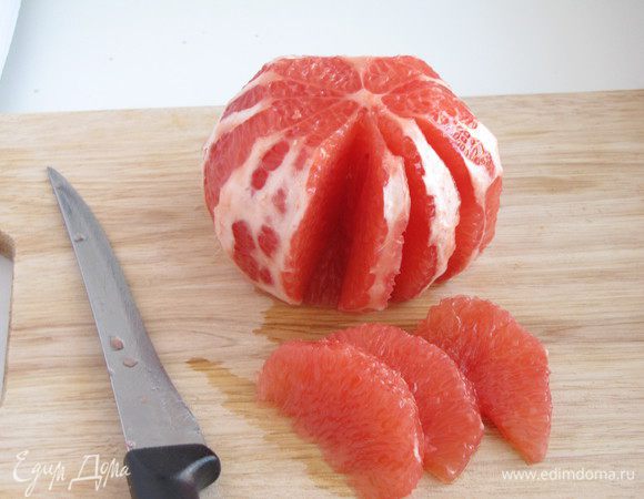 Затем ножом аккуратно вырезать мякоть из каждого сегмента. Это лучше делать над миской, так как выделится довольно много сока.