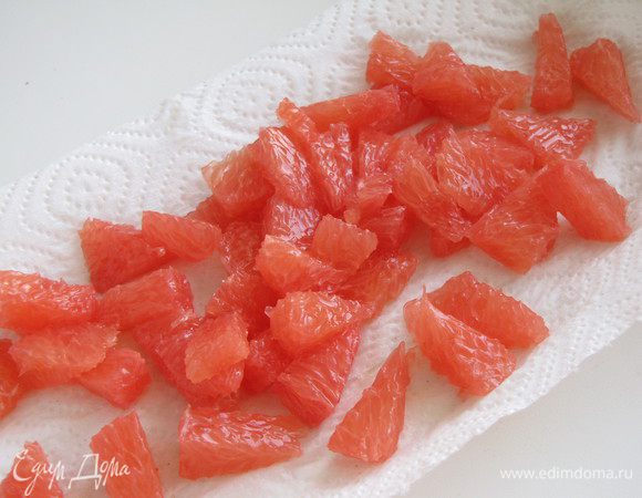 Сегменты нарезать небольшими кусочками и выложить на бумажное полотенце. Этого, конечно, можно не делать, но я не люблю лишнюю влагу в салате.)))