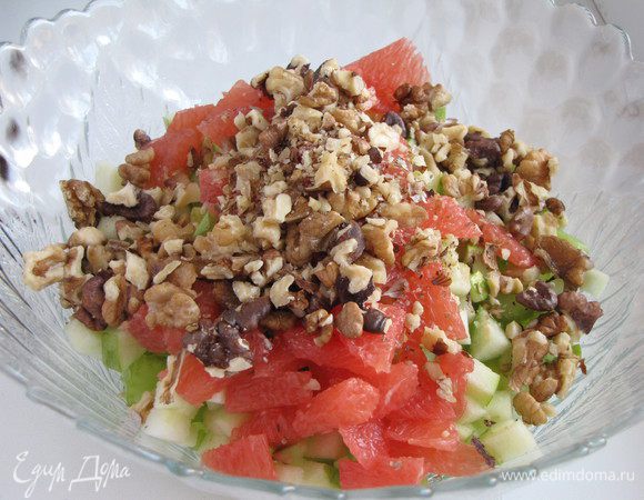 Добавить грейпфрут к салату. Грецкие орехи поджарить на сухой сковороде до золотистого цвета. Остудить, крупно порубить и соединить с остальными ингредиентами.