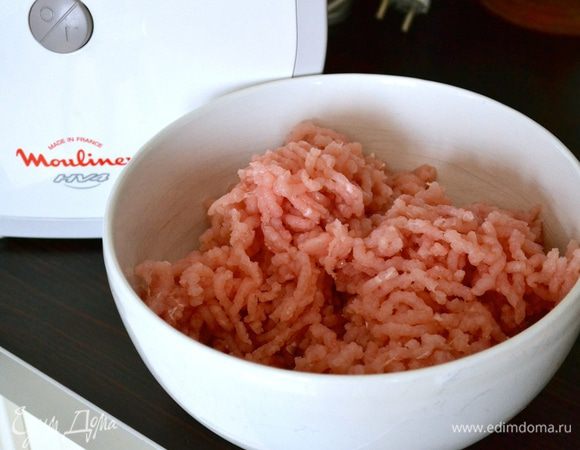 Индюшиное филе измельчить в фарш.