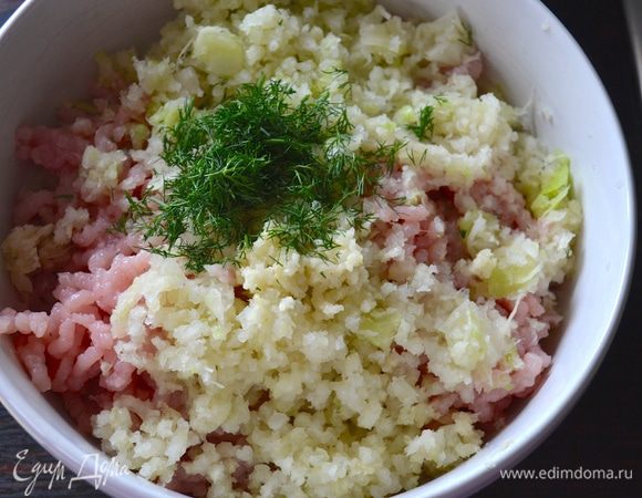 Также пропустить через мясорубку капусту и чеснок и добавить к фаршу. Порубить мелко свежий укроп и тоже добавить в фарш. Посолить, поперчить по вкусу и добавить смесь прованских трав (по желанию).