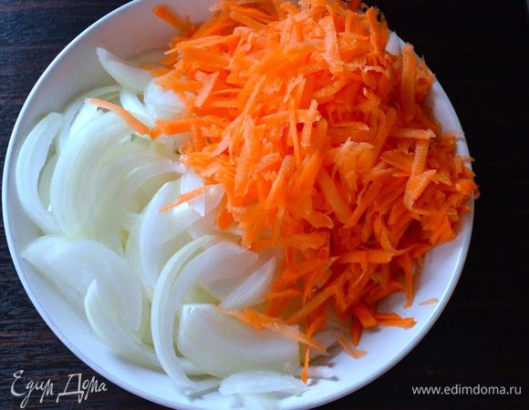 Лук очистить и нарезать полукольцами, морковь очистить и натереть на крупной терке... 