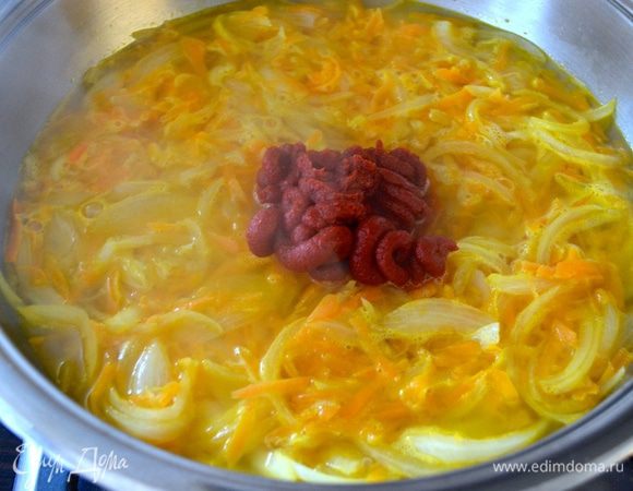 Влить воду и добавить томатную пасту, сахар и посолить. 