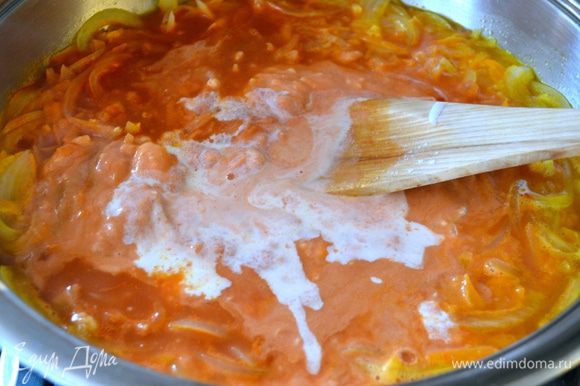 Положить соус пассата (протертые помидоры) и добавить сметану, смешанную с мукой.