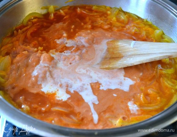 Положить соус пассата (протертые помидоры) и добавить сметану, смешанную с мукой. 