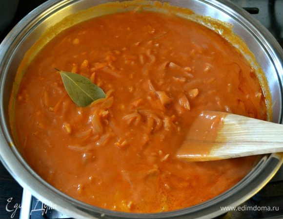 Дать хорошо разойтись и довести соус до кипения. Положить лавровый лист.