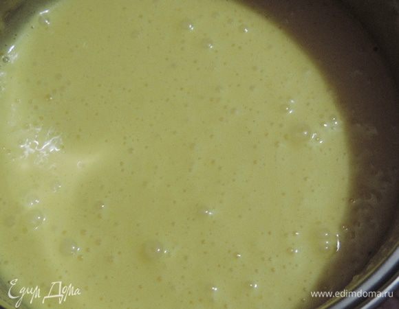 Добавляем растительное масло и снова взбиваем.