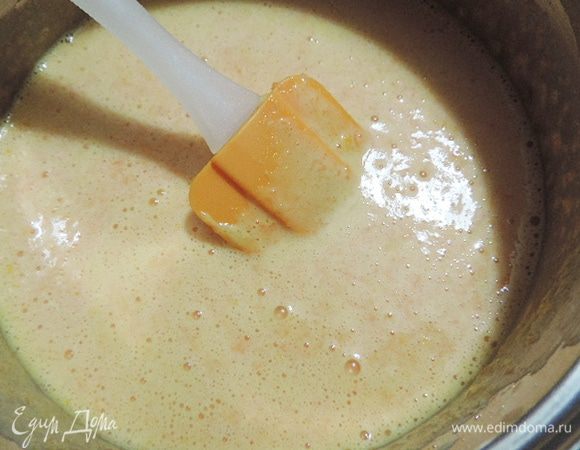 Теперь добавляем оставшуюся цедру апельсина и натертую тыкву и перемешиваем лопаткой. Масса становится жидкой.