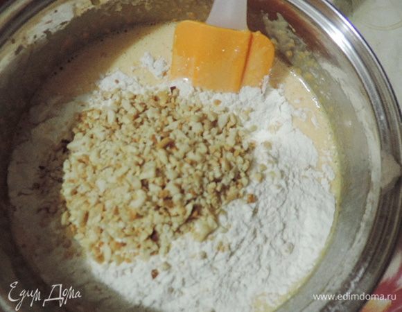 Высыпаем сразу всю муку с разрыхлителем и добавляем орехи. У меня был арахис, но я настоятельно рекомендую использовать именно грецкие. Перемешиваем лопаткой.