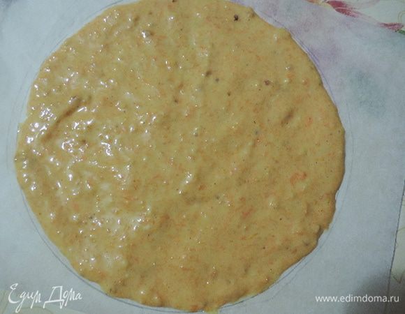 Подготовим 6 кусочков пергамента, на каждом из которых нарисуем круги диаметром 22-23см. Распределяем по кругу примерно 2 столовые ложки теста.