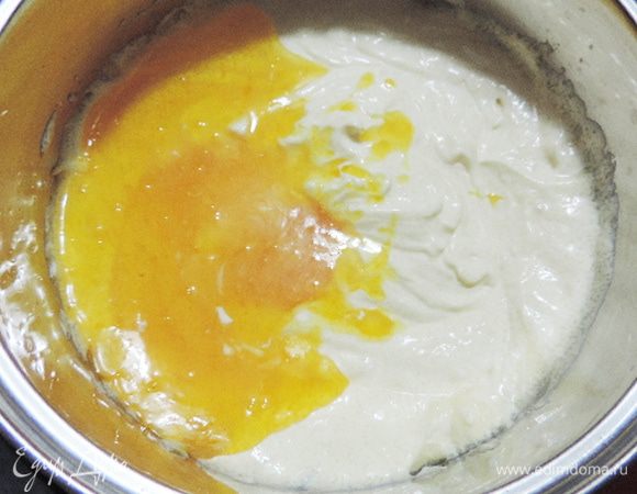 Сметану берите с жирностью 25% и выше. Иначе вы ее просто не взобьете!!! И, если есть возможность, постарайтесь выбрать менее кислую. Сметану взбиваем с сахаром и ванилином до устойчивых пиков и растворения сахара.
Во взбитую сметану добавляем остывший апельсиновый сироп. И взбиваем до однородности.