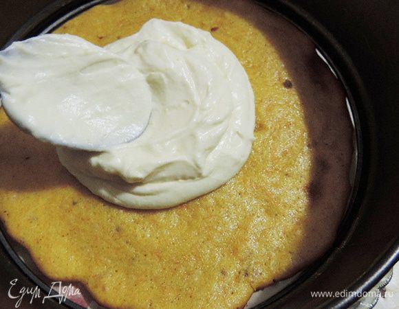 Я начинала собирать торт в кольце, но пришла к выводу, что оно лишнее. Поэтому фото с кольцом, но его я сразу убрала. Чередуем крем и коржи, не забудьте оставить пару ложек крема для оформления боков торта.