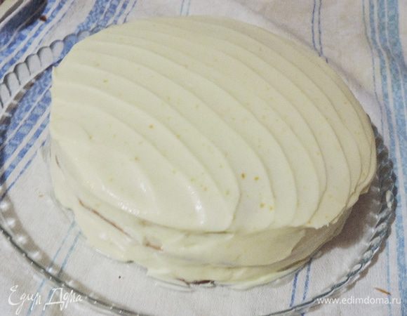 Торт обмазываем кремом.