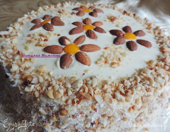 Украшаем по своему желанию. Я бока обсыпала измельченным арахисом и кокосовой стружкой и сделала цветочки из миндаля. Серединка - из мандариновых шкурок))).