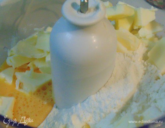 Дрожжи развести в 2 ст.л.теплой воды.
Замесить тесто. Я приготовила в кухонном комбайне: сложила все ингредиенты для теста:мука, сахар 30 грамм, соль, ванильный сахар,сливочное масло кубиками, яйцо и дрожжи и быстро прокрутила.