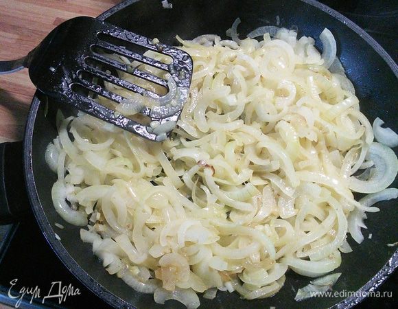 Разогреть масло в сковороде, сначала спассеровать до полупрозрачности белый лук.